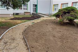 Edukačný dvor v základnej škole - dekoratívna grafika